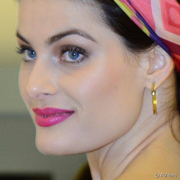Isabelli Fontana investiu no batom rosa e sombra com glitter para make rom?ntica para o evento Think Pink
